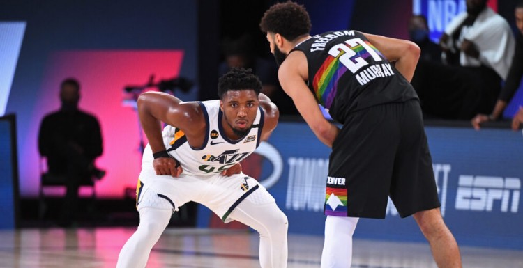 举足轻重的 举足轻重的